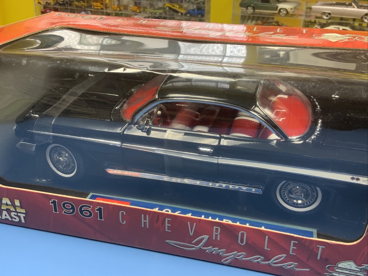 １９６１　ＣＨＥＶＲＯＬＥＴ　ＩＭＰＡＬＡ　ＳＳ４０９　【１／１８】新品、未使用 1:18 Scale METAL Die-Cast Sun Star 1961 Chevrolet Impala SS