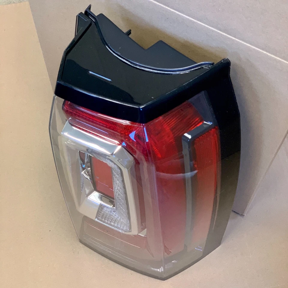 Luz trasera lateral de pasajero GMC Yukon para 2015-2018 OEM NUEVA Foto 3 de 4