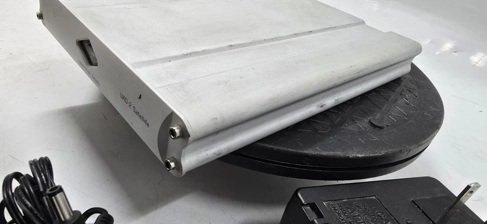 Universal Audio UAD-2 Satellite DUO Firewire DSP Accelerator - TESTED EB-19149 - Image 3 of 4