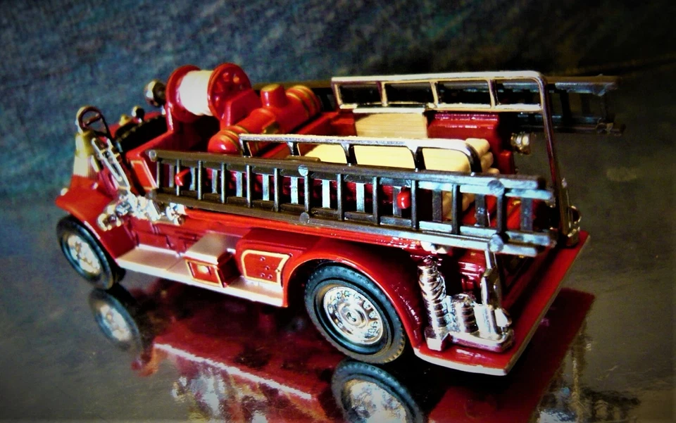 1920 MACK AC FIRE ENGINE YFE01 limited 1993 Matchbox series. - Image 3 of 4