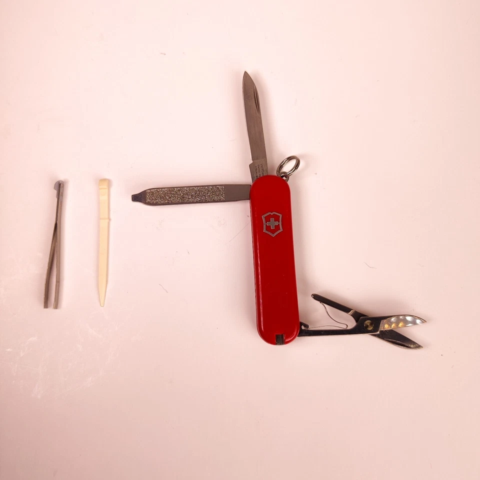 Swiss Army Knife Victorinox 58mm Pocket Knife Classic SD Red - Image 3 of 4