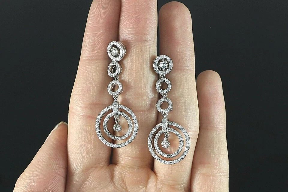 $6,500 Pendientes colgantes de diamantes redondos de corte rosa de oro blanco de 18 quilates con clip Foto 2 de 4