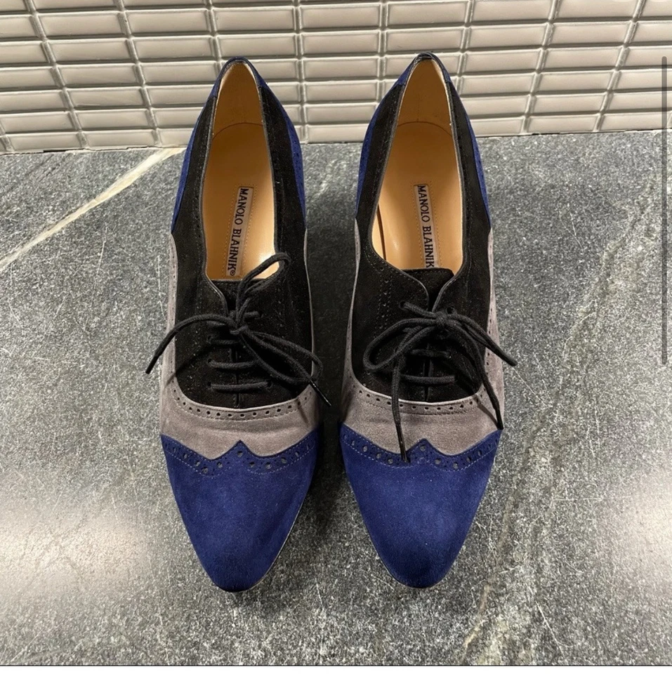 Замшевые туфли Manolo Blahnik на шнуровке с заостренным носком  - Изображение 2 из 4