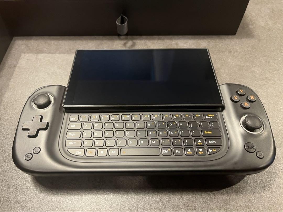 Antec Core HS ayaneo slide Ryzen 7 7840U 32GB 2TB Handheld Antec Core HS ayaneo slide Ryzen 7 7840U 32GB 2TB Handheld
