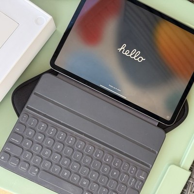 Apple iPad Pro 11  64GB WiFi + Cellular + Keyboard + Case   Great Condition