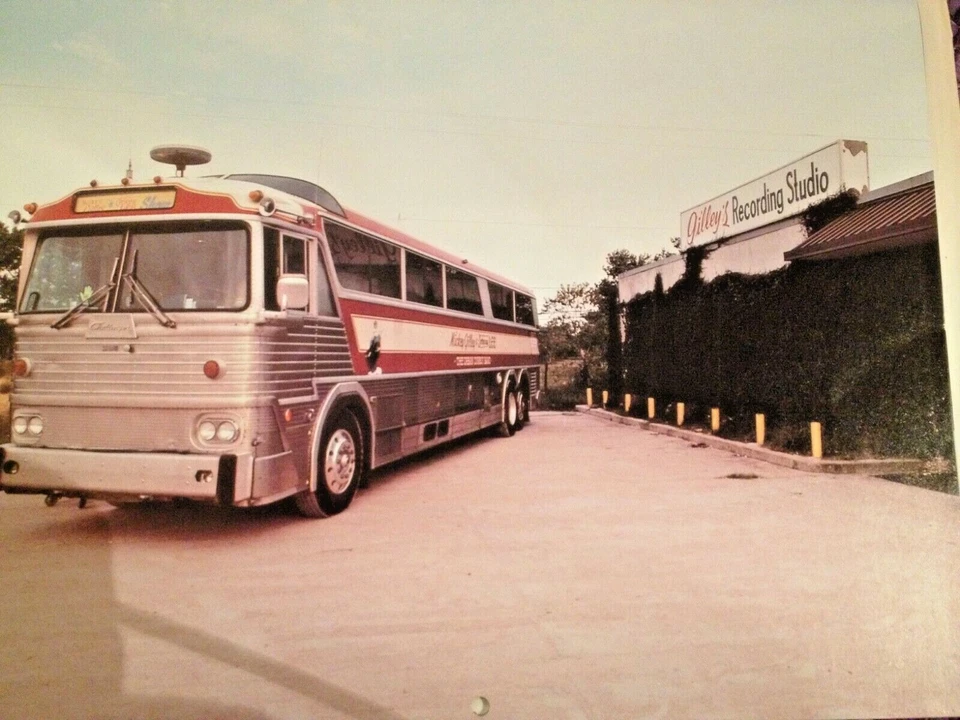 RADIO SHOW:LIVE FROM GILLEY'S  JOHNNY RODRIQUEZ 3/31/86 15 TUNES LIVE IN CONCERT - Image 2 of 4