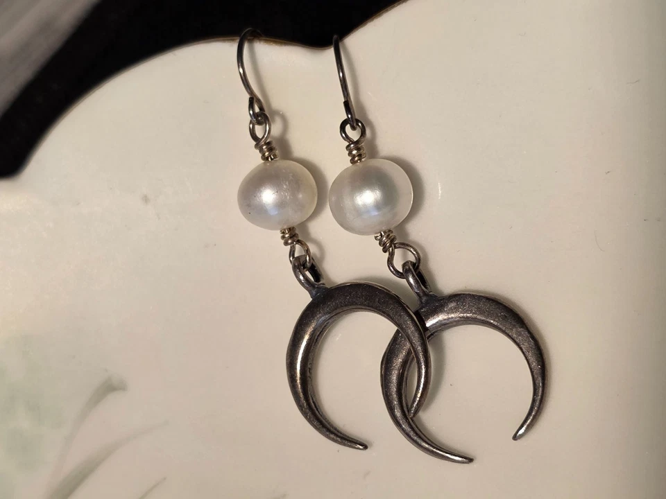 Pendientes colgantes de plata luna creciente y perlas Foto 3 de 3