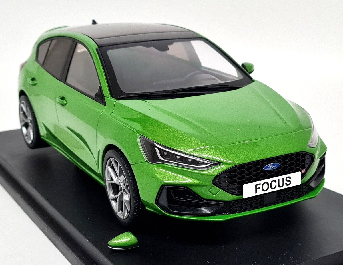MCG 1/18 Ford Focus ST 2022 Metallic Green (MIRROR) Diecast Model Car