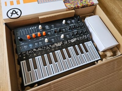 Arturia MicroFreak Hybrid Synthesizer mit Mikrofon