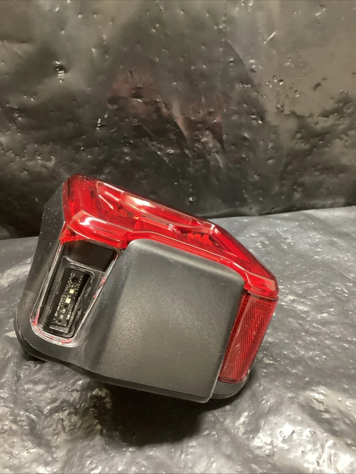 Jeep Wrangler JL 2018-2025 luz trasera izquierda conductor OEM MOPAR 68434890AC Foto 2 de 4