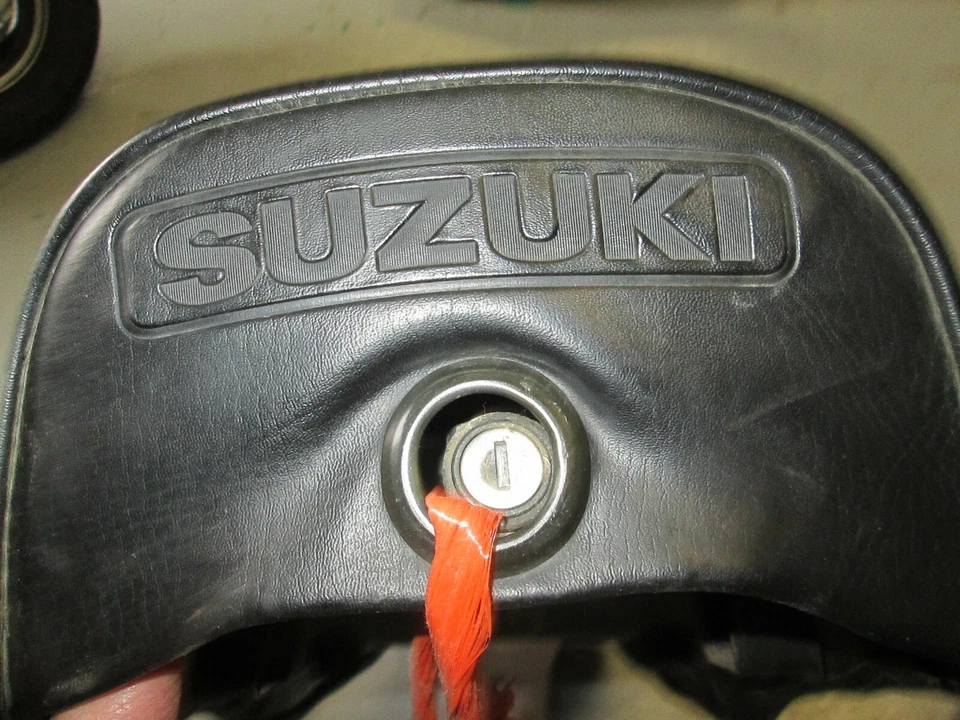 Suzuki GS550L 1982 montaje asiento 45100-47502-47G / 45100-47502-48G Foto 4 de 4