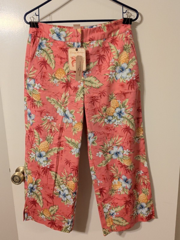 Tommy Bahama Ladies Capri Pants Pink with Pineapple  Size 4 NEW