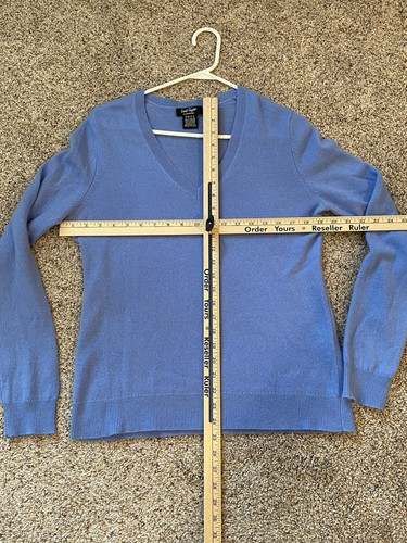 Lord & Taylor—Women's 100% Cashmere V-Neck Long Sleeve Sweater Light Blue—Large - Picture 5 of 6