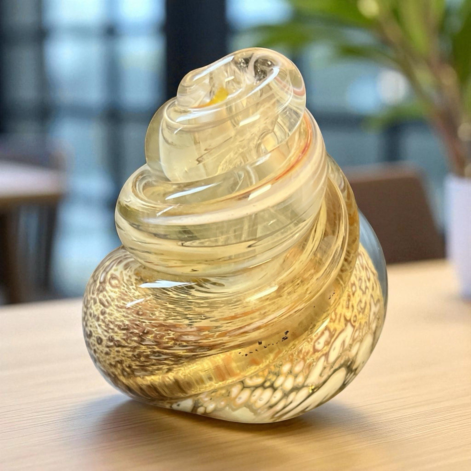 Unbranded Hand-Blown Glass Seashell Paperweight 12oz Gold Speckled Murano Style