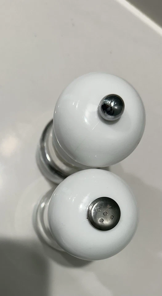 Molinillo de pimienta y salero Olde Thompson transparente lucite y blanco Foto 3 de 4