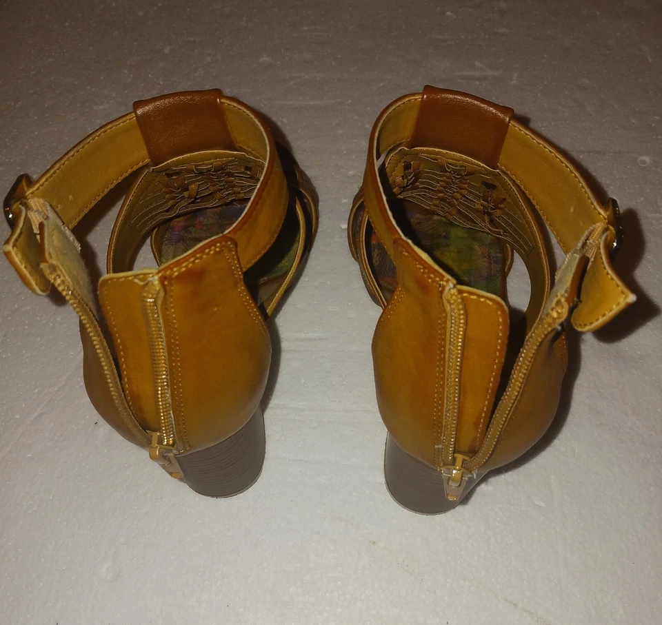 Sapatos sociais femininos Madden NYC salto empilhado 7,5 conhaque estilo RAAINA - Imagem 3 de 4