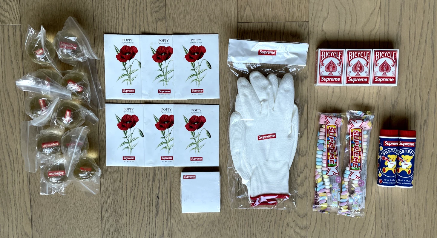 Supreme Bouncy Ball x10 Seeds x6 Cards x3 Candy x2 Pustefix x2 Notes Gloves