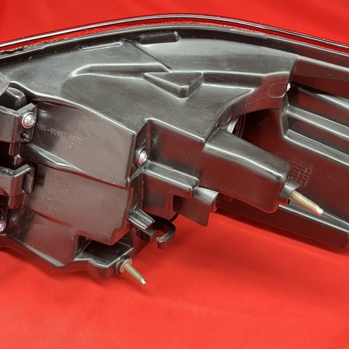 Lámpara de luz trasera exterior del lado izquierdo del conductor / Hyundai Elantra 2018-2019 / izquierda / defectos - Imagen 15 de 23