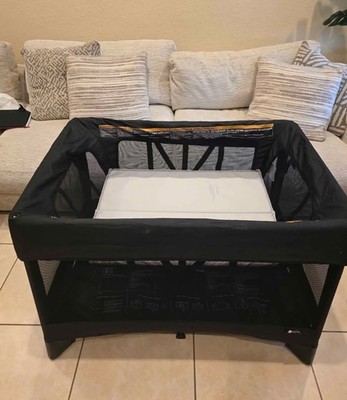 4moms Breeze Plus Portable Playard with Removable Bassinet.Easy One-Handed Setup