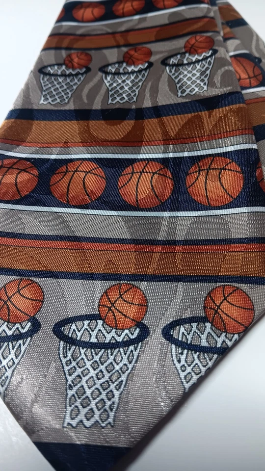 Corbata deportiva de baloncesto para hombre hecha a mano por Fratello Foto 2 de 4