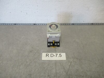 Omron H3CR -A8 Zeitrelais 24-48VAC Bereich 0,05s-300h + Omron P2CF-08 Sockel