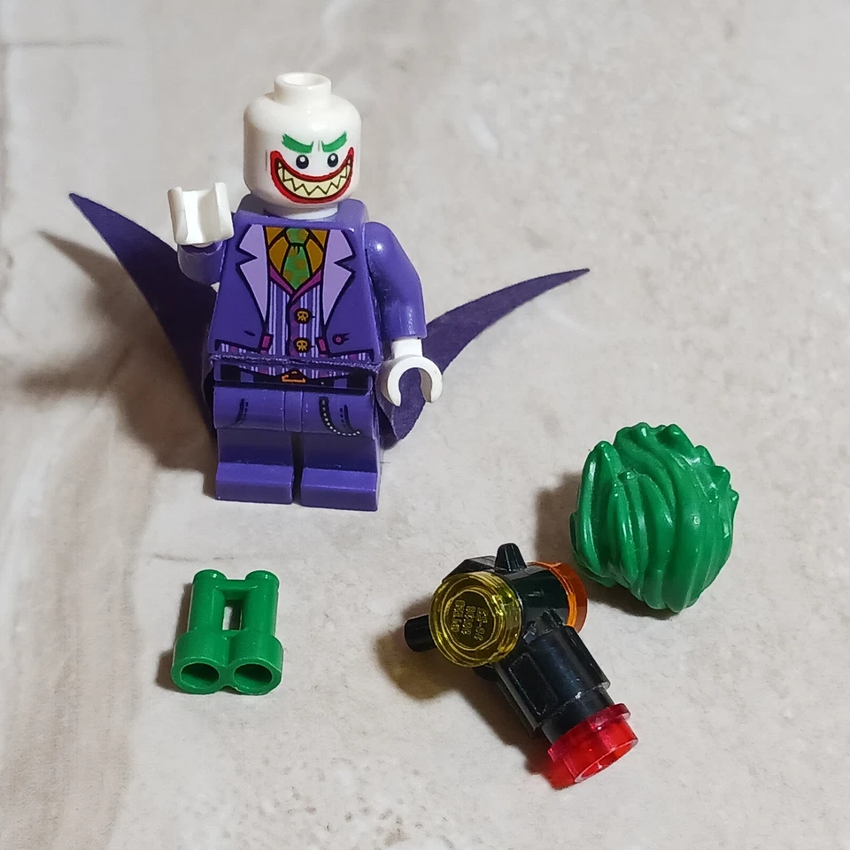 LEGO Batman Joker con Arma Binoculares Traje Púrpura Profundo Dientes Amarillos DC Malo Foto 4 de 4