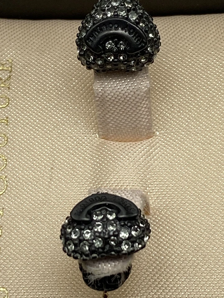 Aretes Juicy Couture tono plata cristal pavé con caja 3,3 g Foto 2 de 4