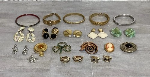 19pc Lot Vintage 1960s-80s Estate Costume Jewelry Bracelets Brooch Earrings