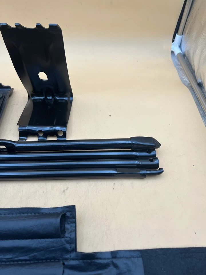 Ford F250 F350 Super Duty 2014-2022 kit de gato de emergencia de neumático de repuesto con herramientas OEM. Foto 3 de 4