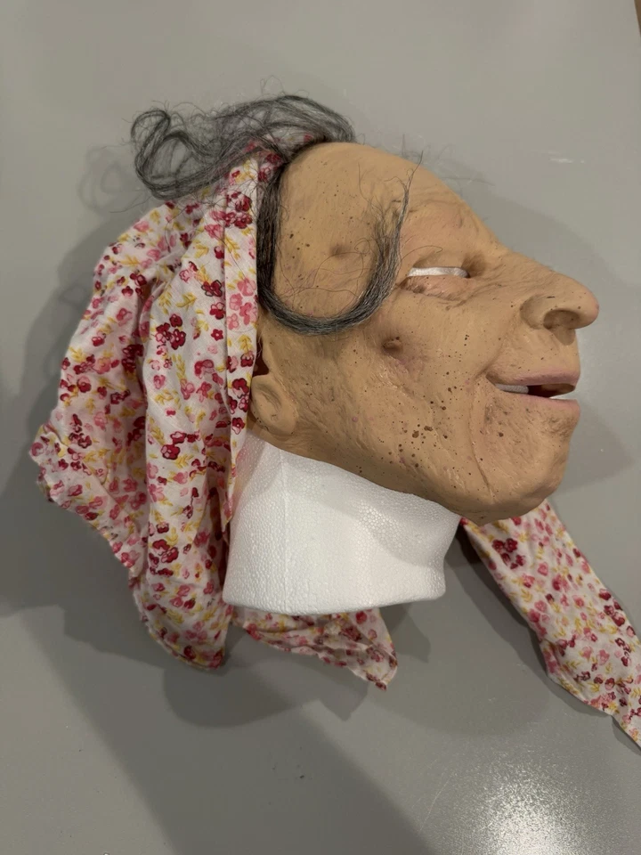 Máscara de látex Zagone Studios Nana con pañuelo hecha en EE. UU. Vieja dama Halloween Foto 3 de 4