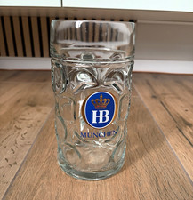 HB M&uuml;nchen Glas-Bierkrug mit Henkel, gepr&auml;gt/reliefiert, Logo/Wappen