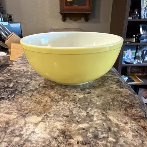 PYREX Primary Colors YELLOW Mixing Nesting Bowl Large #404 4Qt  VG/Few Scratchs