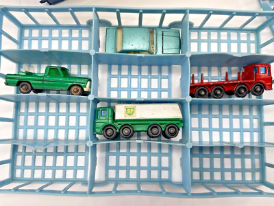 Vtg MATCHBOX Collector's Mini-Case 1969 w/ 15 Vtg LESNEY Cars 60's