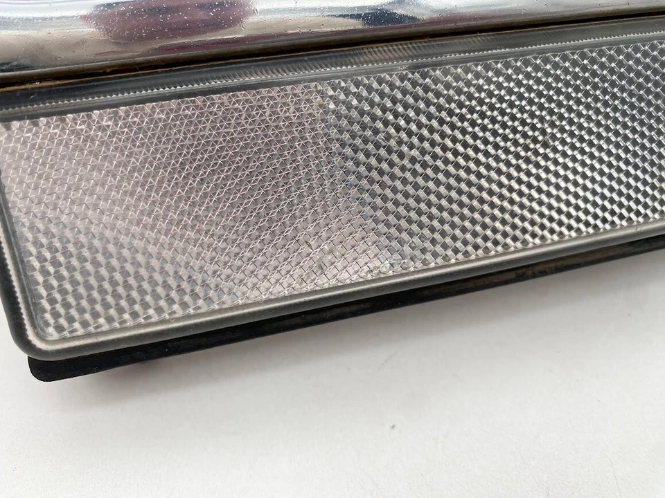 1978 - 1982 Volvo 262c PASSENGER SIDE moldura de farol #6950 fabricante de equipamento original - Imagem 3 de 4