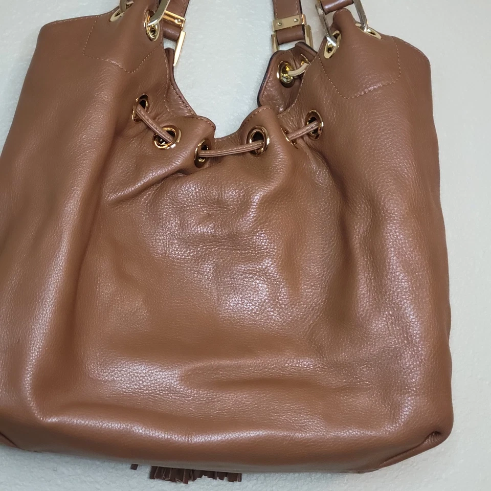 Bolso de Hombro Michael Kors Camden Cuero con Cordón Marrón Grande Usado en Excelente Condición Foto 4 de 4