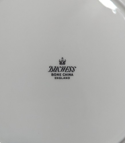 4 - Duchess ENGLISH BONE China 8" Luncheon Plates Dessert Floral Pattern Vintage - Picture 5 of 7