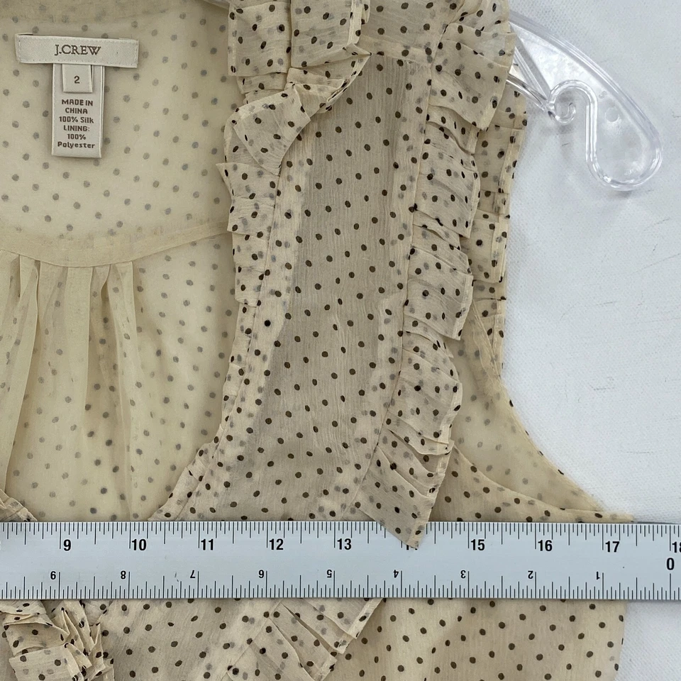 Camiseta sin mangas J Crew de seda envolvente con volantes para mujer 2 lunares negros marfil Foto 4 de 4