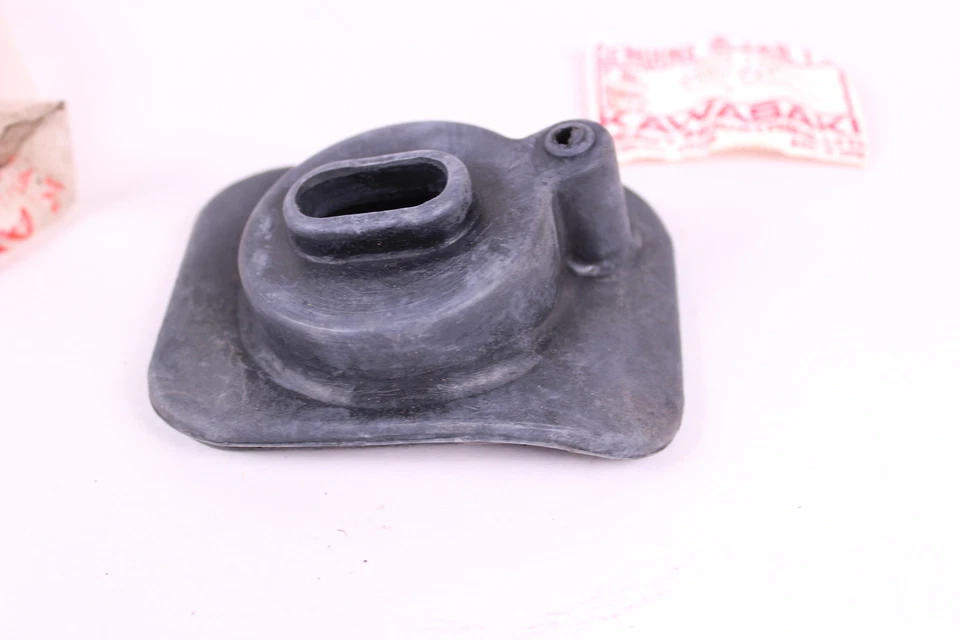 1971-1972 KAWASAKI F8 BISON NOS CARBURETOR CAP / CARB COVER - Image 3 of 4