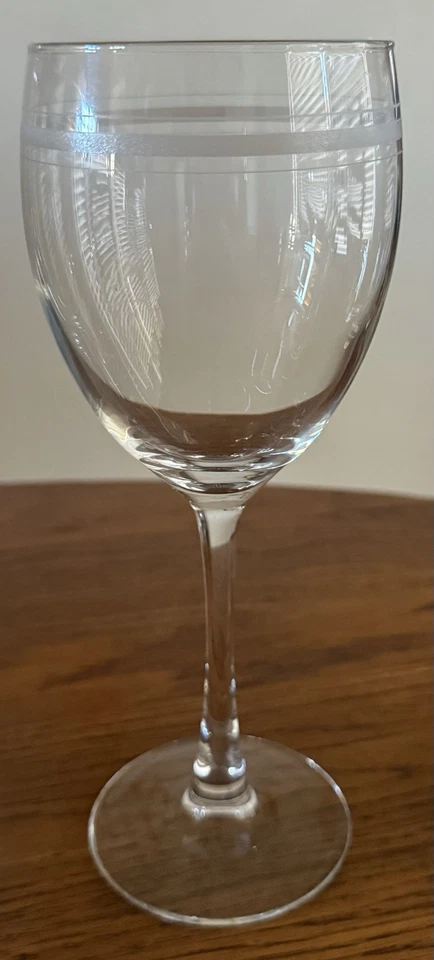 Винный бокал Mikasa Parchment Stripe Crystal Goblet 7 7/8 дюйма с тройной травленой лентой - Изображение 3 из 4