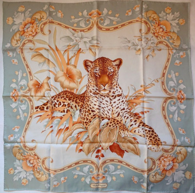Salvatore Ferragamo Scarf Silk 100% about 87.5cm×88cm light Salvatore Ferragamo Scarf Silk 100% about 87.5cm×88cm light