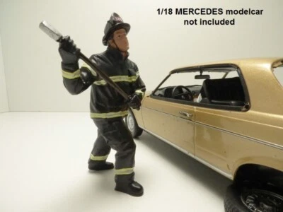 FIGURINE POMPIER US avec hâche 1/18 - Photo 1/4