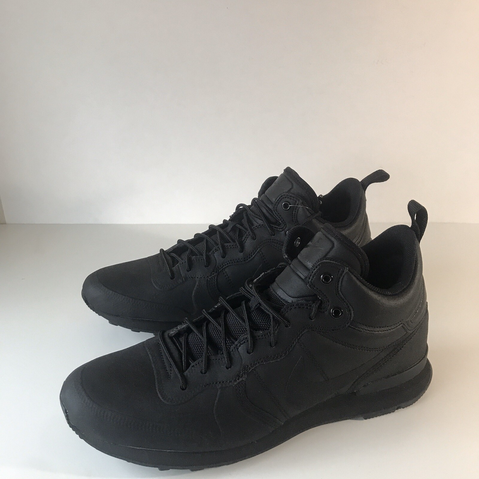 nike internationalist triple black