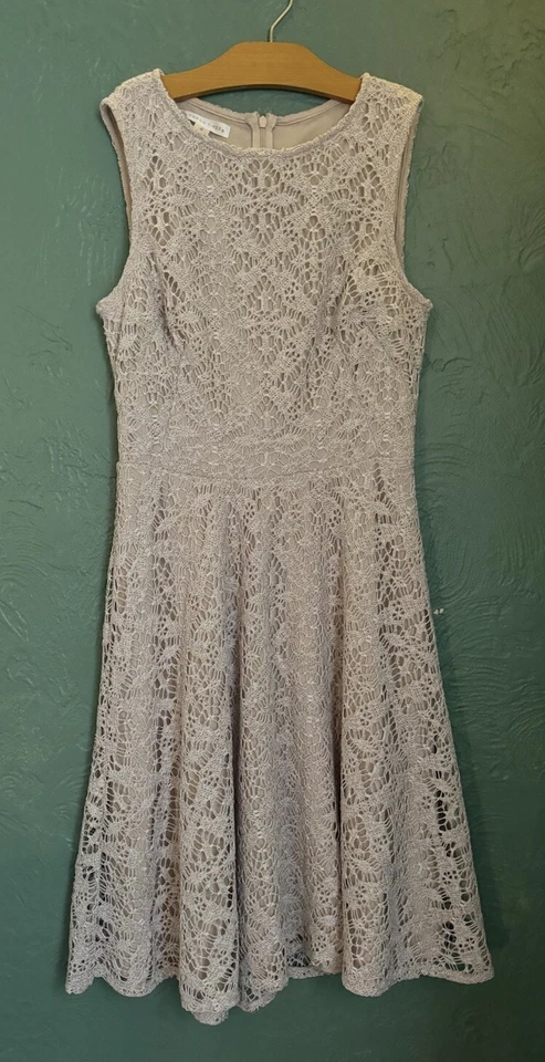 Vestido London Times Talla 4 Beige Crochet Encaje Superpuesto Sin Mangas Ajuste y Acampanado Tostado Foto 2 de 4