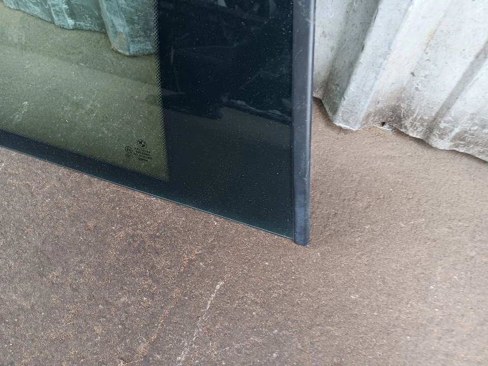 Cuarto de cristal trasero derecho pasajero BMW 2001-2006 E46 OEM  Foto 2 de 4