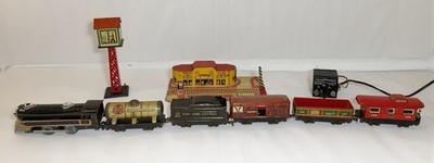 Vtg Marx 0 4 0 Tin Litho Streamline Train Set w/Station,Cars,Tower,Auto - TESTED