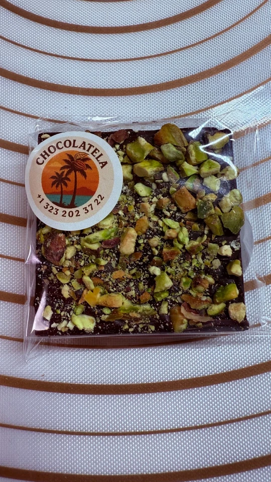Pistachos artesanales cuadrados de chocolate negro relleno Dubai en la parte superior hechos a mano 65 g. Foto 2 de 4