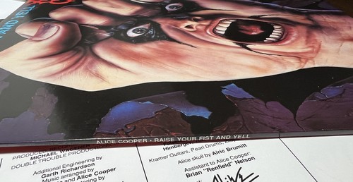 ALICE COOPER "Raise Your Fist & Yell" LP (MCA 42091, orig '87) NEAR MINT Insert - Picture 7 of 7
