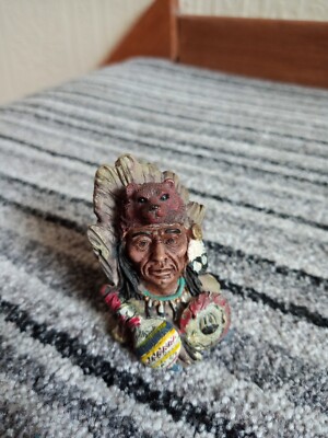 Indianer Indianer Häuptling trägt Bären Kopfschmuck Figur Büste