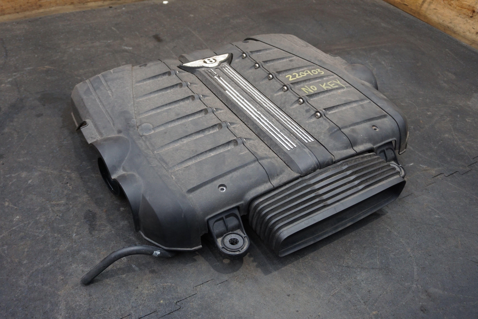 Engine Air Cleaner & Cover Panel Assembly 4M0133837 4M0133849 Bentley Bentayga