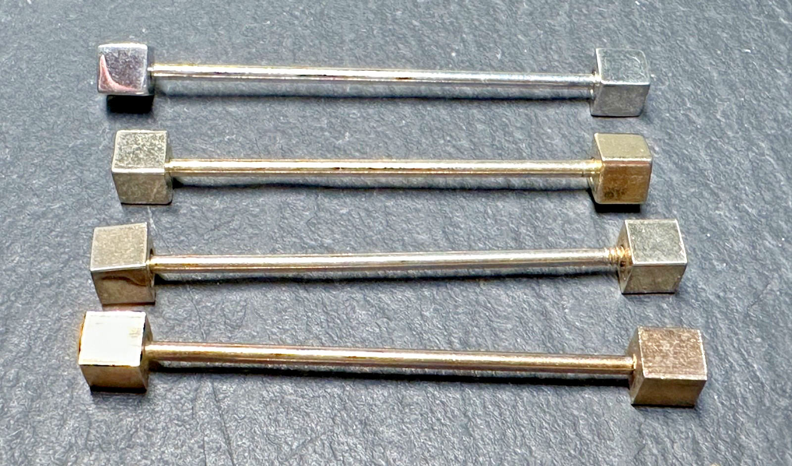 LOT OF 22 VINTAGE COLLAR BARS, GOLD TONE & SILVER TONE H779